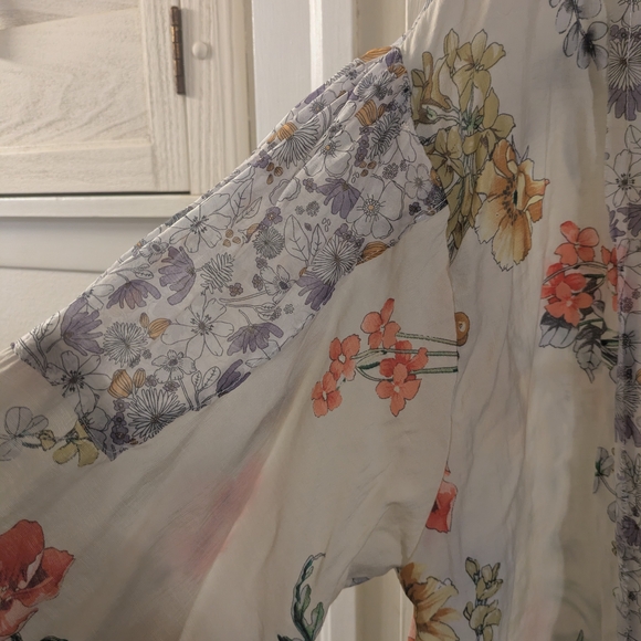 POL Lavender and Gray Floral Top - Picture 5 of 5